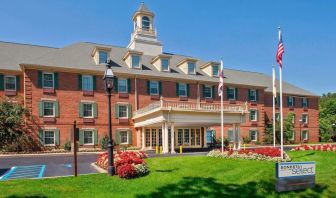 Exterior and parking area at Sonesta Select Tinton Falls Eatontown.