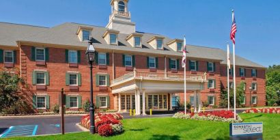Exterior and parking area at Sonesta Select Tinton Falls Eatontown.