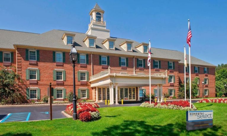 Exterior and parking area at Sonesta Select Tinton Falls Eatontown.