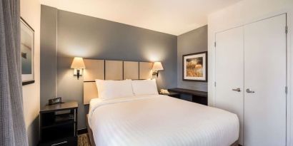 King bed at Sonesta Simply Suites Salt Lake City Airport.