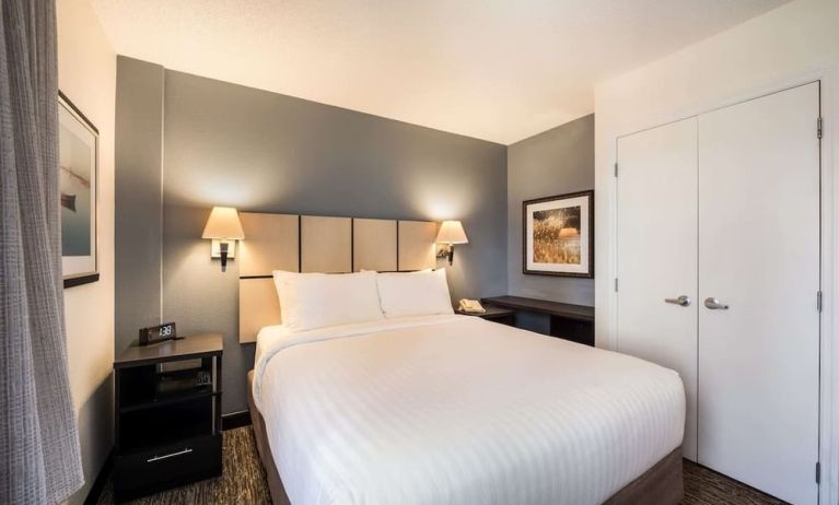 King bed at Sonesta Simply Suites Salt Lake City Airport.