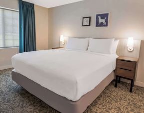 King bed at Sonesta ES Suites Austin The Domain Area.