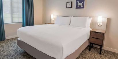 King bed at Sonesta ES Suites Austin The Domain Area.