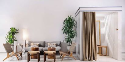 Lobby workspace at Nautilus Sonesta Miami Beach.