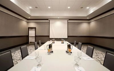 Professional meeting room at Embassy Suites By Hilton San Francisco Airport Waterfront.