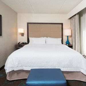 Day use room with natural light at Hampton Inn Bloomington.