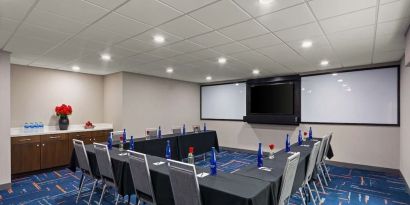 Professional meeting area at Hampton Inn Bloomington.
