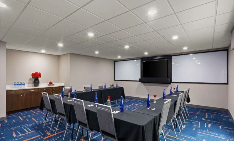 Professional meeting area at Hampton Inn Bloomington.