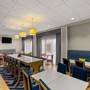 Dining area perfect for coworking at Hampton Inn Bloomington.