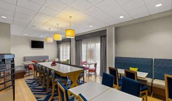 Dining area perfect for coworking at Hampton Inn Bloomington.