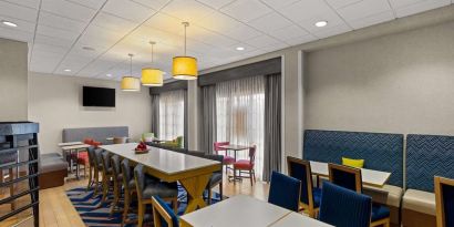 Dining area perfect for coworking at Hampton Inn Bloomington.