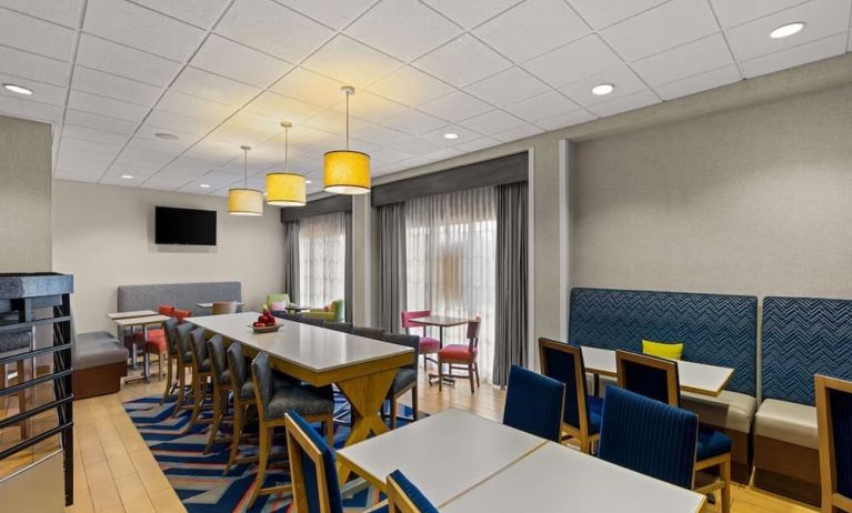 Dining area perfect for coworking at Hampton Inn Bloomington.
