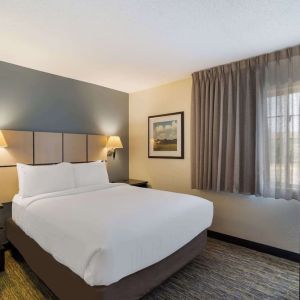 King bed at Sonesta Simply Suites Des Moines.