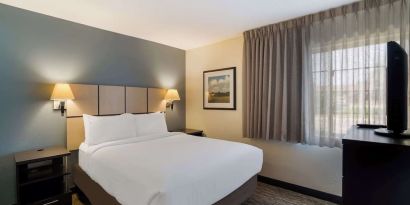 King bed at Sonesta Simply Suites Des Moines.