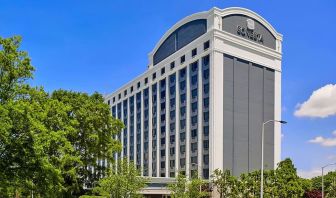 Exterior view and parking area at Sonesta Atlanta Airport North.