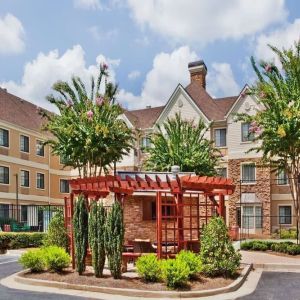 Hotel patio with lounge seating at Sonesta ES Suites Atlanta Alpharetta Avalon.