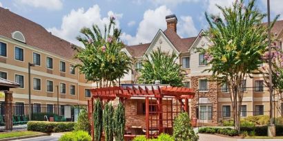 Hotel patio with lounge seating at Sonesta ES Suites Atlanta Alpharetta Avalon.