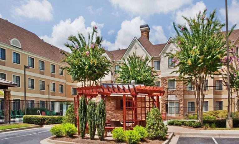 Hotel patio with lounge seating at Sonesta ES Suites Atlanta Alpharetta Avalon.