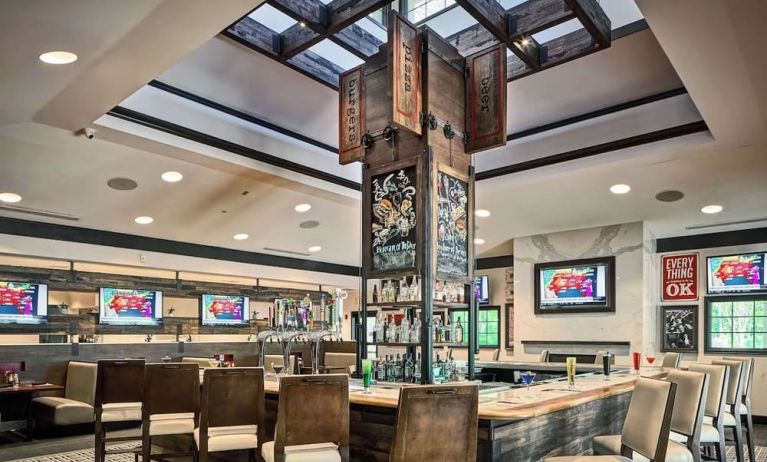 Dining area at Sonesta Atlanta Airport South.