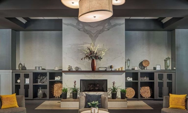 Lobby lounge area at Sonesta Atlanta Airport South.