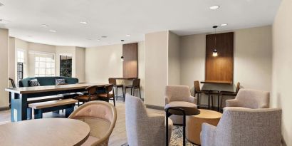 Dining area at Sonesta ES Suites Denver South - Park Meadows.