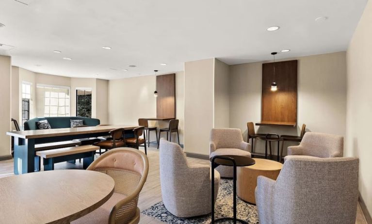 Dining area at Sonesta ES Suites Denver South - Park Meadows.