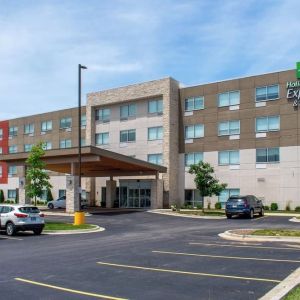 Exterior view and parking area at Holiday Inn Express & Suites Yorkville.