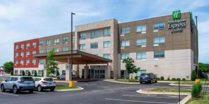 Exterior view and parking area at Holiday Inn Express & Suites Yorkville.