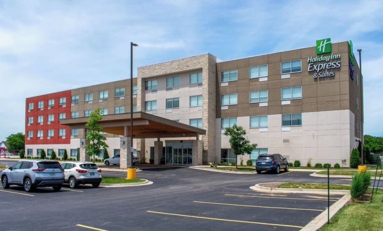 Exterior view and parking area at Holiday Inn Express & Suites Yorkville.