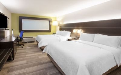Day use twin room with work desk at Holiday Inn Express & Suites Yorkville.