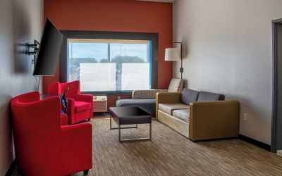 Suite with living room at Holiday Inn Express & Suites Yorkville.
