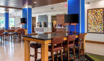 Dining area with comfortable seating perfect for coworking at Holiday Inn Express & Suites Yorkville.