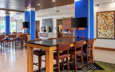 Dining area with comfortable seating perfect for coworking at Holiday Inn Express & Suites Yorkville.
