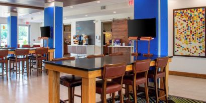 Dining area with comfortable seating perfect for coworking at Holiday Inn Express & Suites Yorkville.
