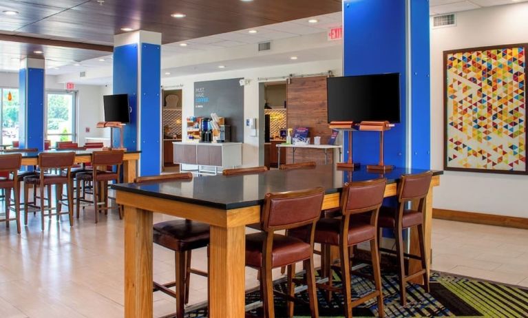Dining area with comfortable seating perfect for coworking at Holiday Inn Express & Suites Yorkville.