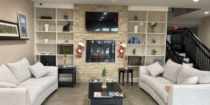 Lobby lounge at Country Inn & Suites By Radisson, Chicago O'Hare South.