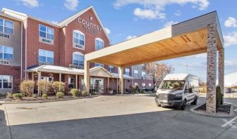 Exterior view and parking area at Country Inn & Suites By Radisson, Chicago O'Hare South.