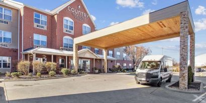 Exterior view and parking area at Country Inn & Suites By Radisson, Chicago O'Hare South.