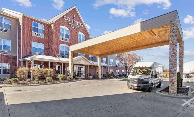 Exterior view and parking area at Country Inn & Suites By Radisson, Chicago O'Hare South.
