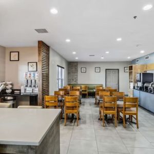 Dining area at Country Inn & Suites By Radisson, Chicago O'Hare South.
