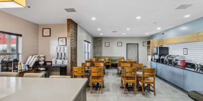 Dining area at Country Inn & Suites By Radisson, Chicago O'Hare South.