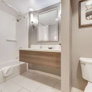 Private guest bathroom with combined shower and tub at Sonesta Anaheim Resort Area.
