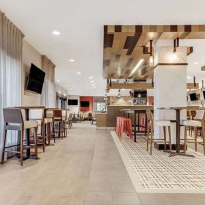 Dining area at Sonesta Anaheim Resort Area.