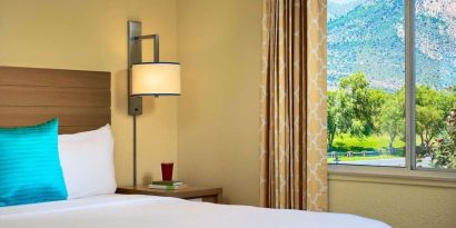 King bed at Sonesta ES Suites Flagstaff.