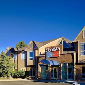 Exterior view and parking area at Sonesta ES Suites Flagstaff.