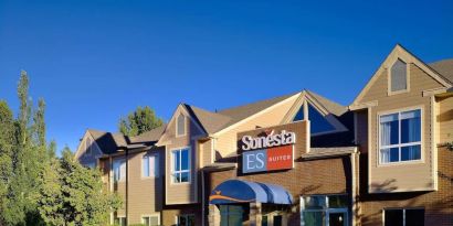 Exterior view and parking area at Sonesta ES Suites Flagstaff.