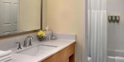 Private guest bathroom with combined shower and tub at Sonesta ES Suites Flagstaff.