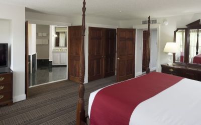 King room at Fairbanks Inn.