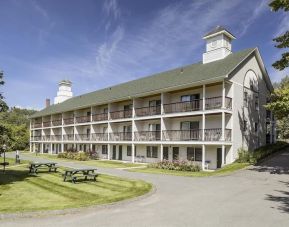 Hotel picnic area at Fairbanks Inn.