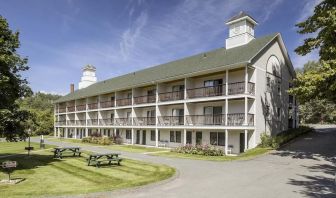Hotel picnic area at Fairbanks Inn.